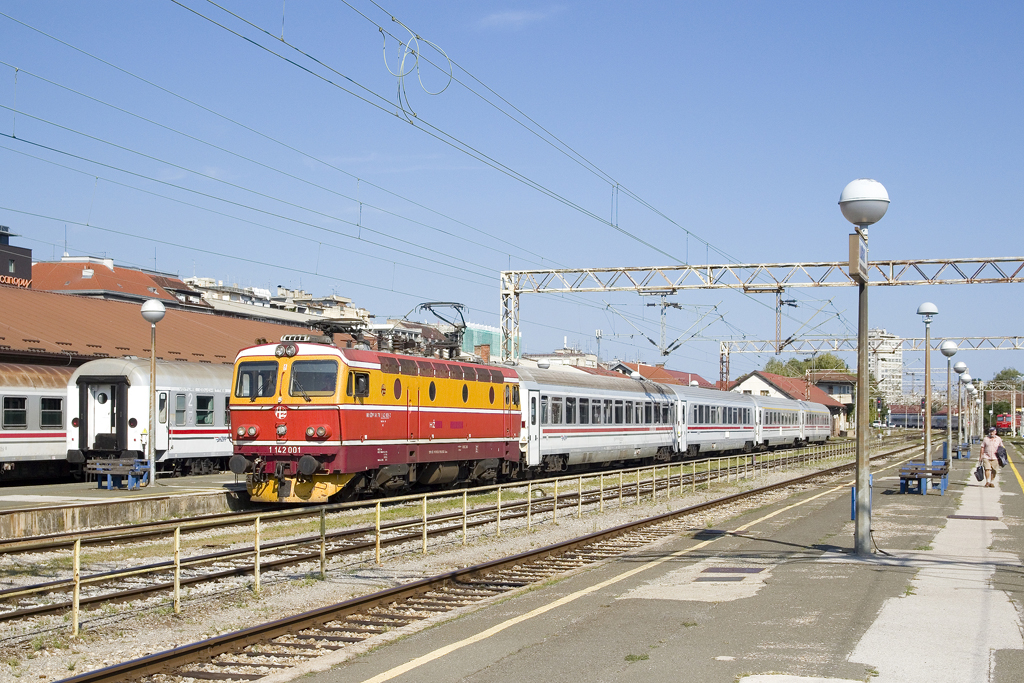 Am 6. September 2021 ist 1 142 001 mit dem IC 544 (Vinkovci 11:40 - Zagreb Glavni Kolodvor 15:13) unterwegs und erreicht soeben den Zugendbahnhof auf Bahnsteig 1, Gleis 6. 