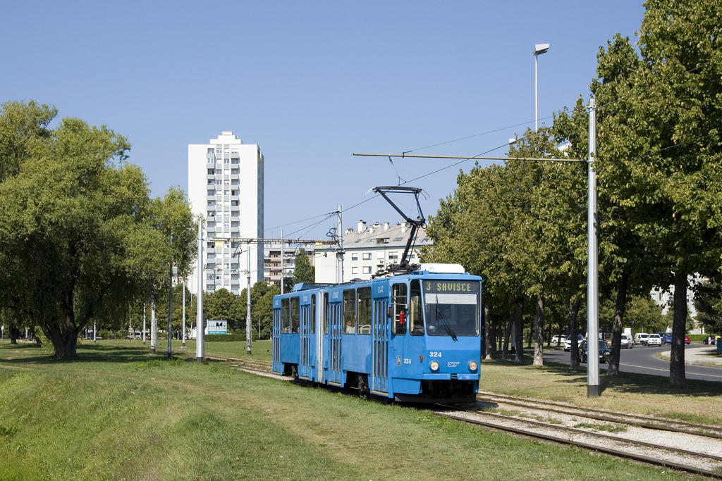 Am 6. September 2021 ist Tatra KT4YU 324 als Linie 3 zwischen den Haltestellen Ferenščica und Getaldićeva in Richtung Savišće unterwegs.