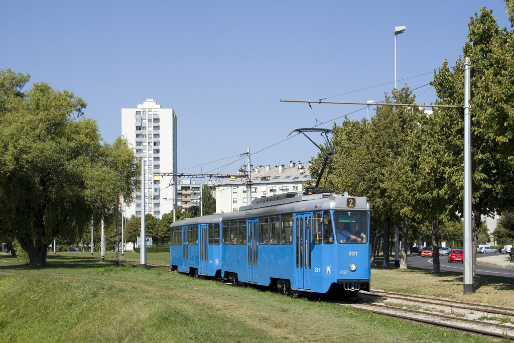 Am 6. September 2021 ist TMK 201 221 mit Beiwagen 714 als Linie 2, Kurs 04 unterwegs. Hier ist der Zug zwischen den Haltestellen Ferenščica und Getaldićeva in Richtung Savišće unterwegs. 