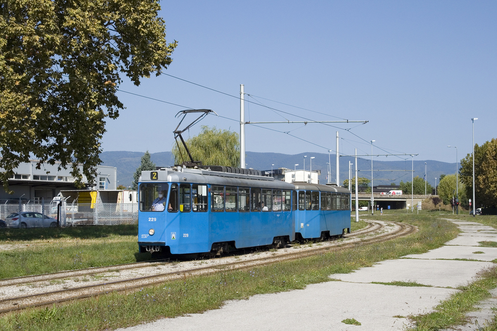 Am 6. September 2021 ist TMK 201 229 mit TP 701 708 als Linie 2, Kurs 10 nahe der Haltestelle Elka in Richtung Savišće unterwegs.