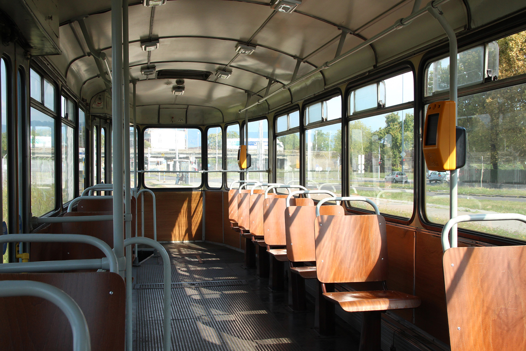 Am 6. September 2021 zeigt sich der gut gepflegte Bewiwagen 725 des Types TP701, der von TMK 201 227 auf der Linie 2 gezogen wurde schon wenige Haltestellen vor der Endstation Savišće menschenleer, sodass dieses Foto angefertigt werden konnte. 