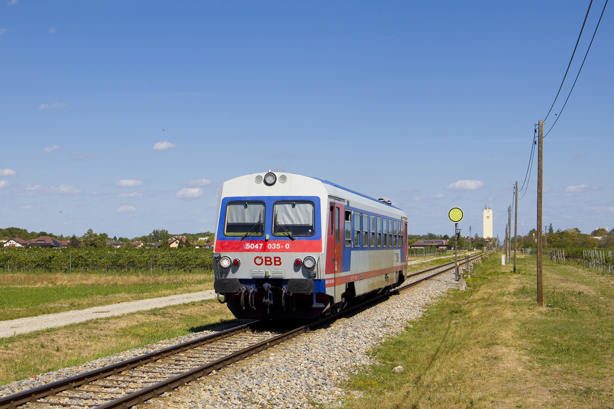 Am 6. September 2026 war 5047 035 als R 7465 von Traiskirchen Aspangbahn nach Wr. Neustadt Hbf. unterwegs. Hier zeigt sich der Zug am Vorsignal des Bahnhofs Tattendorf, dass sich unweit der Haltestelle Teesdorf befindet.
