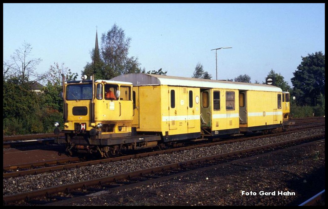 Am 6.10.1989 traf ich im Bahnhof Dorsten auf dieses DB Wartunsfahrzeug für Signal Laternen. Es trug die Bezeichnung 960019.