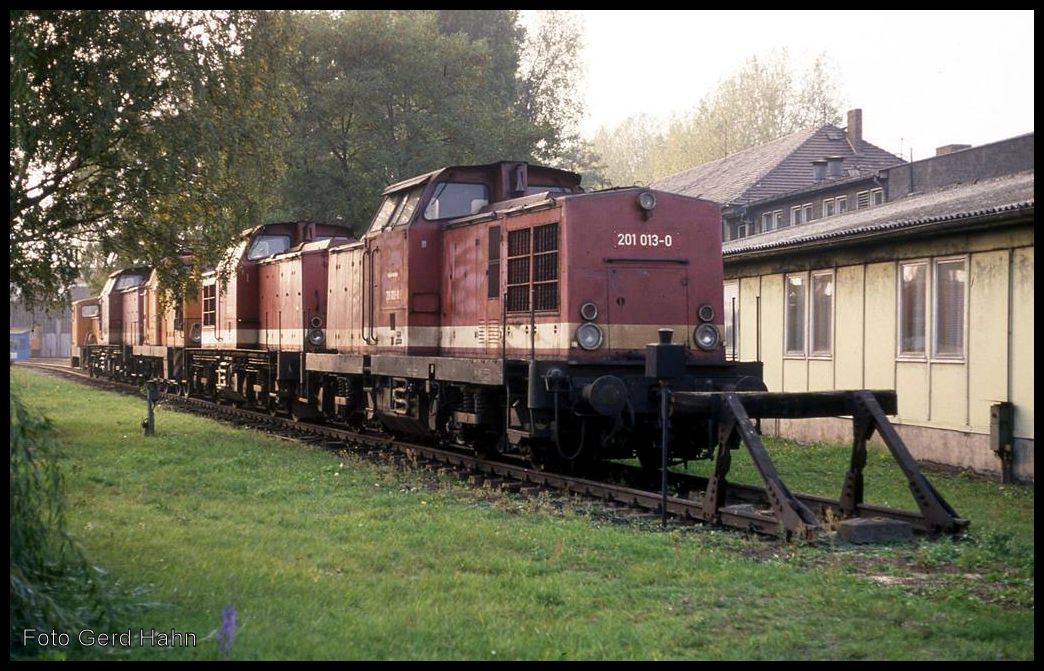 Am 6.10.1992 standen in Hoyerswerda zahlreich abgestellte Dieselloks. Vorne an ist 201013 zu sehen.