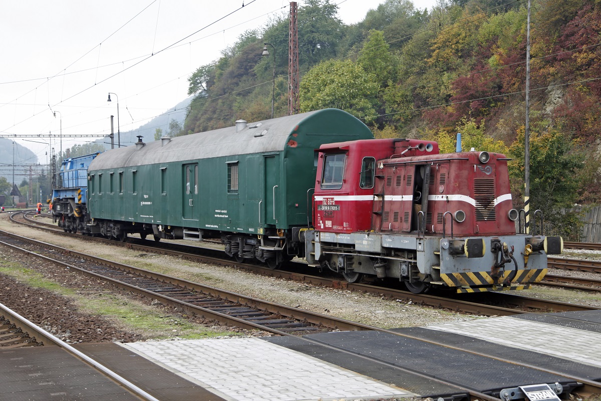 Am 6.10.2015 steht im Bahnhof Kralovany die Kleinlok 702 619 mit einem Arbeitszug bereit.