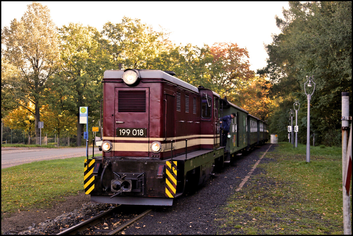 Am 6.10.2026 war auf der Zittauer Schmalspurbahn neben Dampf auch Diesel Betrieb. Dabei zog die Diesellok 199018 die Personenz�ge zwischen Bertsdorf und Kurort Johnsdort und fallweise auch zwischen Bertsdorf und Oybin. Um 09.52 Uhr h�lt die Lok hier mit dem Personenzug aus Bertsdorf im Haltepunkt Kurort Johnsdorf Haltestelle.