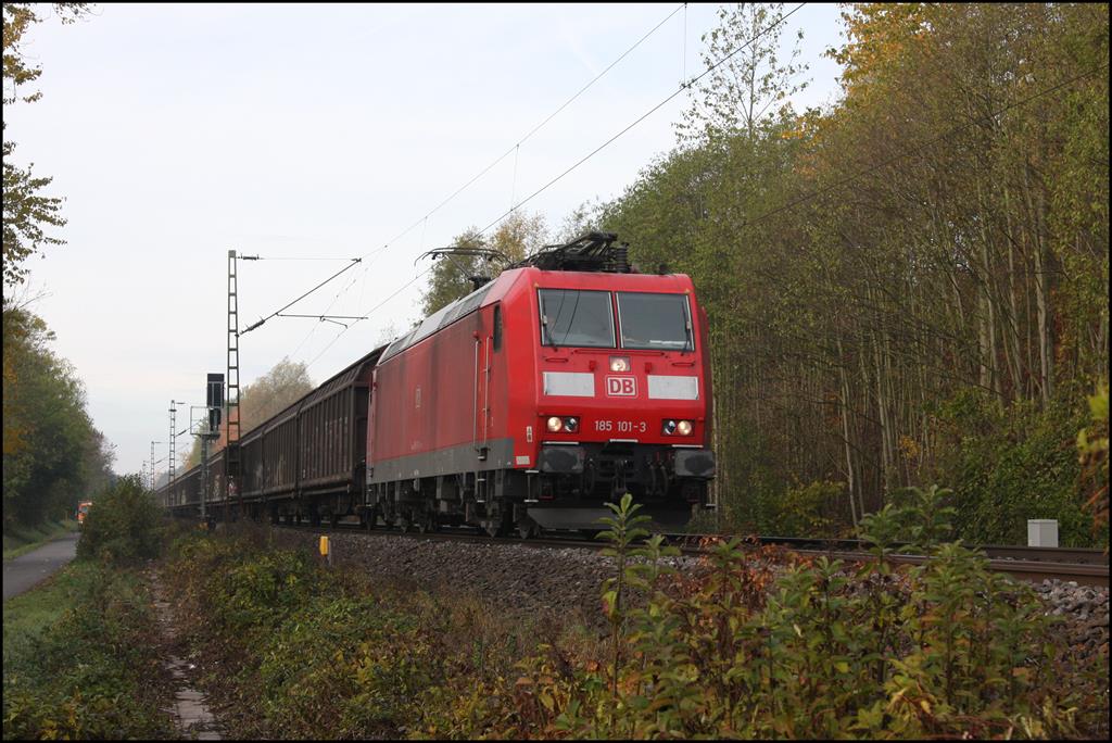 Am 6.11.2018 kam DB 185101 mit einem Güterzug in Richtung Norden durch Osnabrück Hellern.