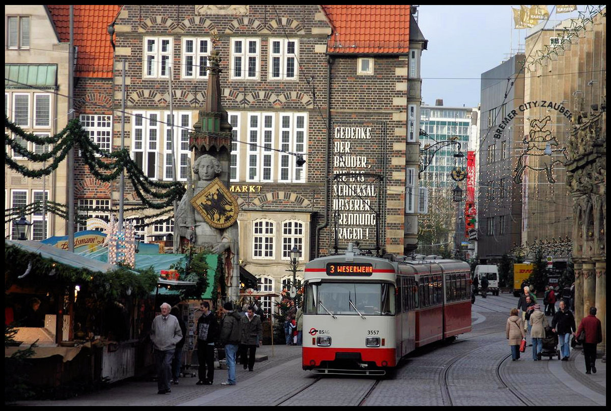 Am 6.12.2006 lief der Bremer Weihnachtsmarkt schon auf Hochtouren, als die Tram 3557 ihn am Roland Denkmal passierte.