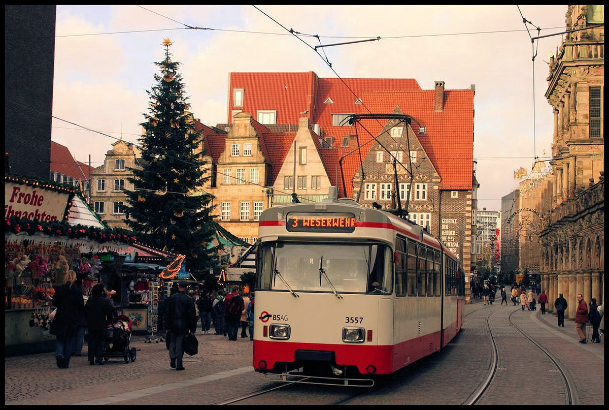 Am  6.12.2006 war die den Weihnachtsmarkt in Bremen passierende Tram 3557 auf der Linie 3 bereits im Blickfeld der Ausmusterung. Nur noch wenige Altbaufahrzeuge waren an diesem Tag im Bremer Straßenbahnverkehr zu beobachten.