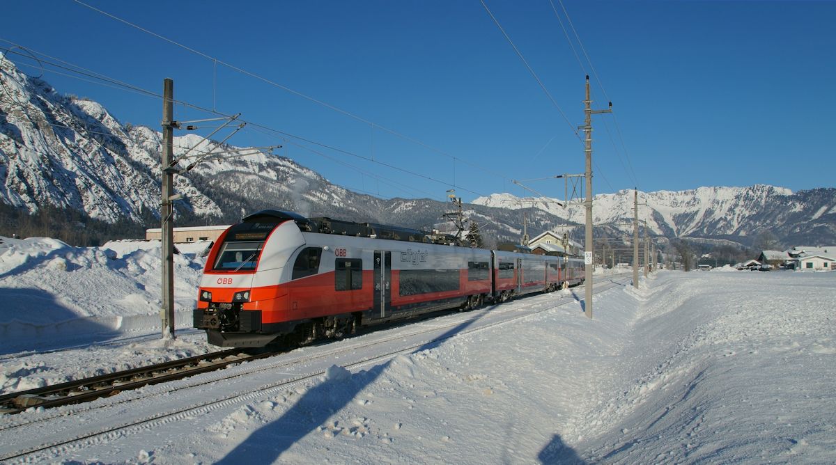 Am 6.2.2019 verlie� 4744 043 als REX 4224, auf dem Weg von Linz nach Stainach-Irdning bei herrlichem Winterwetter den Bahnhof Steeg-Gosau im Salzkammergut.
