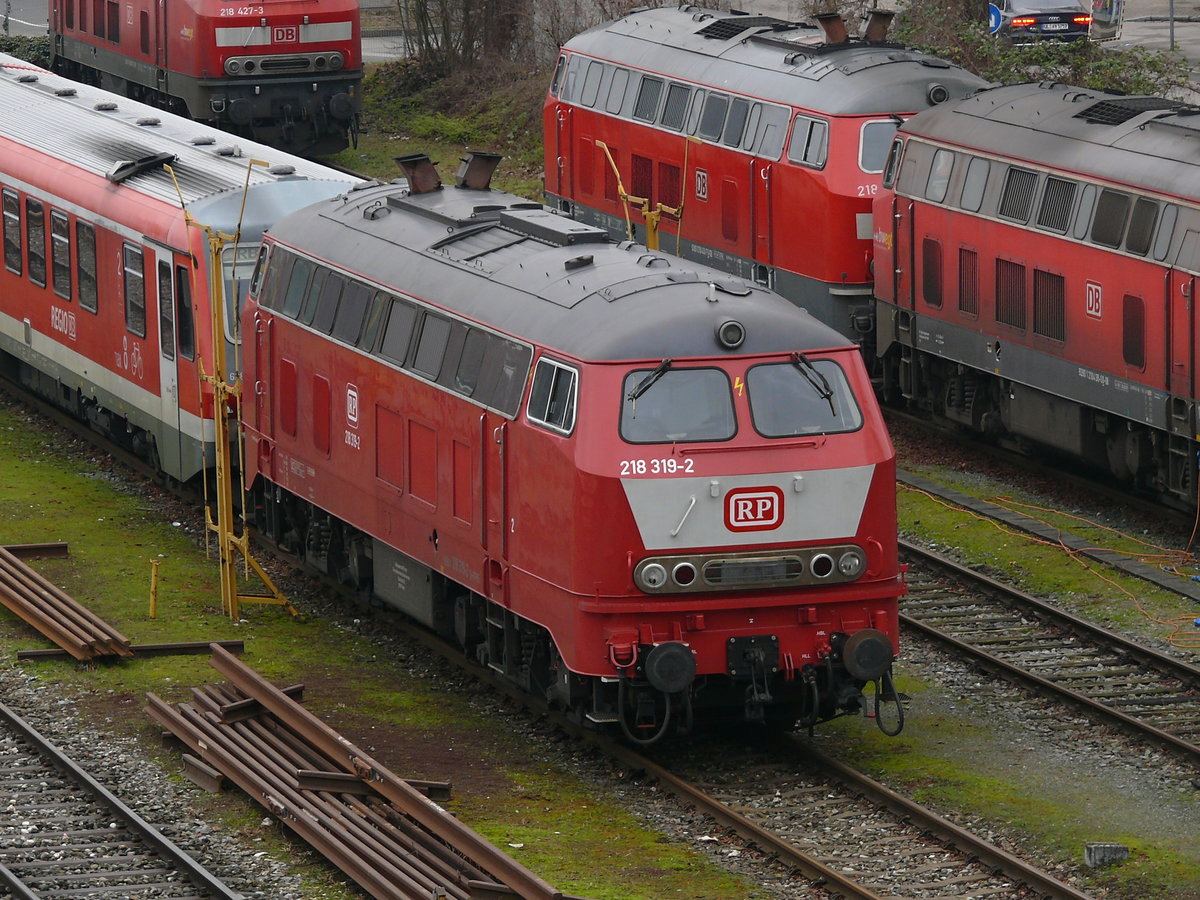 Am 6.2.21 stand 218 319 der Railsystems RP im Ulmer Hbf neben vielen anderen 218er und einem 628 abgestellt