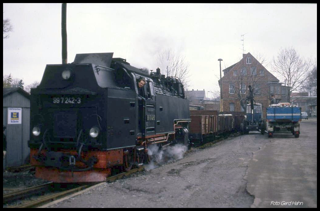 Am 6.3.1990 gab es bei der Harzquerbahn noch regulären Güterverkehr. 997242 steht hier vor einem Güterzug im Bahnhof Harzgerode, der mittels eines kleinen Bagger entladen wird.