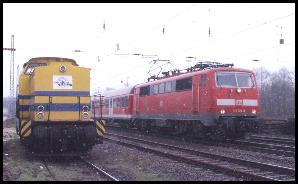 Am  6.3.2004 parkte die Lok 2 von Martin Rose ex TLG im Bahnhof Hasbergen. Hier wird sie gerade von dem nach Münster ausfahrenden Regionalzug mit 111122 um 11.22 Uhr passiert.