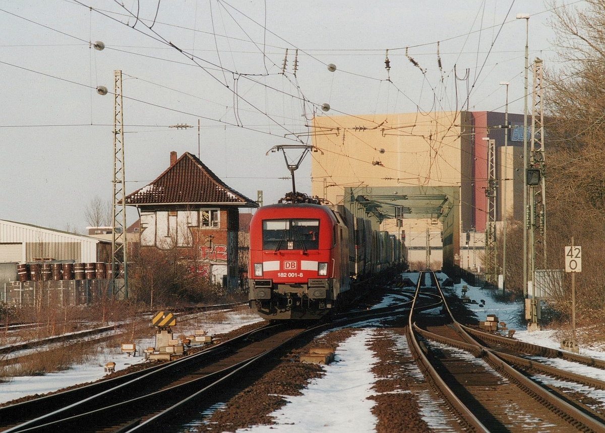Am 6.3.2005 erreicht DB-Taurus 182 001 - noch standesgem im hochwertigen Gterverkehr eingesetzt - mit einem KLV-Zug von Verona QE nach Bremen-Grolland den Bahnhof Bremen-Neustadt.  