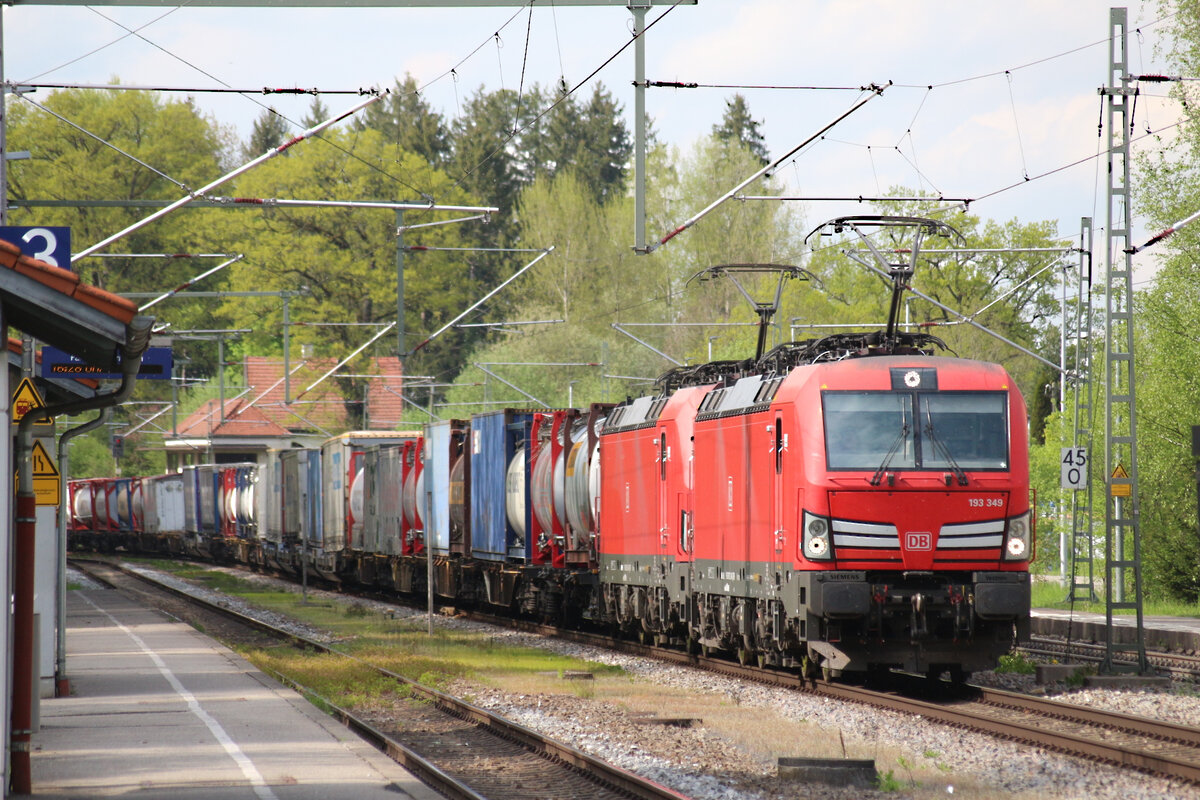 Am 6.5 durchfahren die 193 349 und einer Schwesterlok den kleinen Bahnhof von Aßling.
Die Maschinen fuhren in Richtung Süden.
Bild: Liam P.