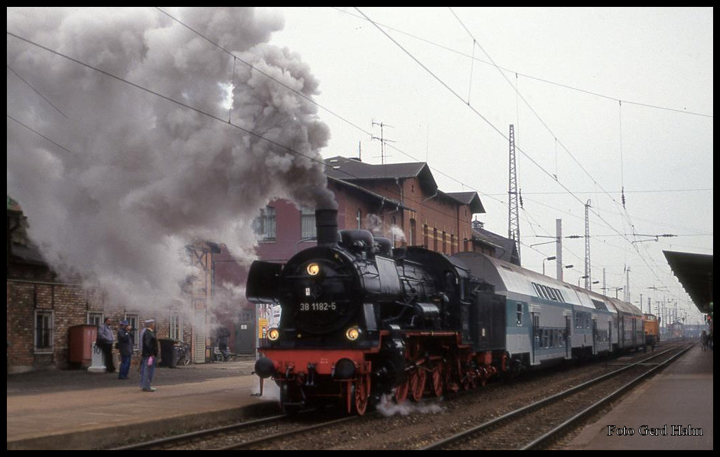Am 6.5.1993 bespannte die ehemalige preußische P 8 die 381182 den Doppelstockzug nach Ilmenau. Abfahrt war um 14.40 Uhr.