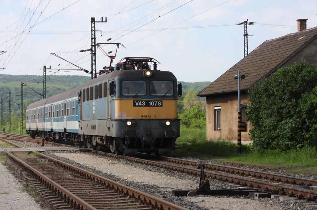 Am 6.5.2010 erreicht um 9.32 Uhr die V 43077 der H-MAV aus Pecs kommend den Bahnhof Godisa.