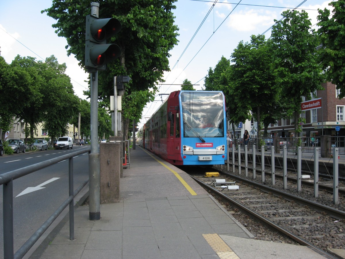 Am 6.6.13 konnte ich TW konnten TW 4106 und TW 41?? unterwegs als Linie 1 Richtung Junkersdorf an der Haltestelle  Clarenbachstift  fotografiert werden.