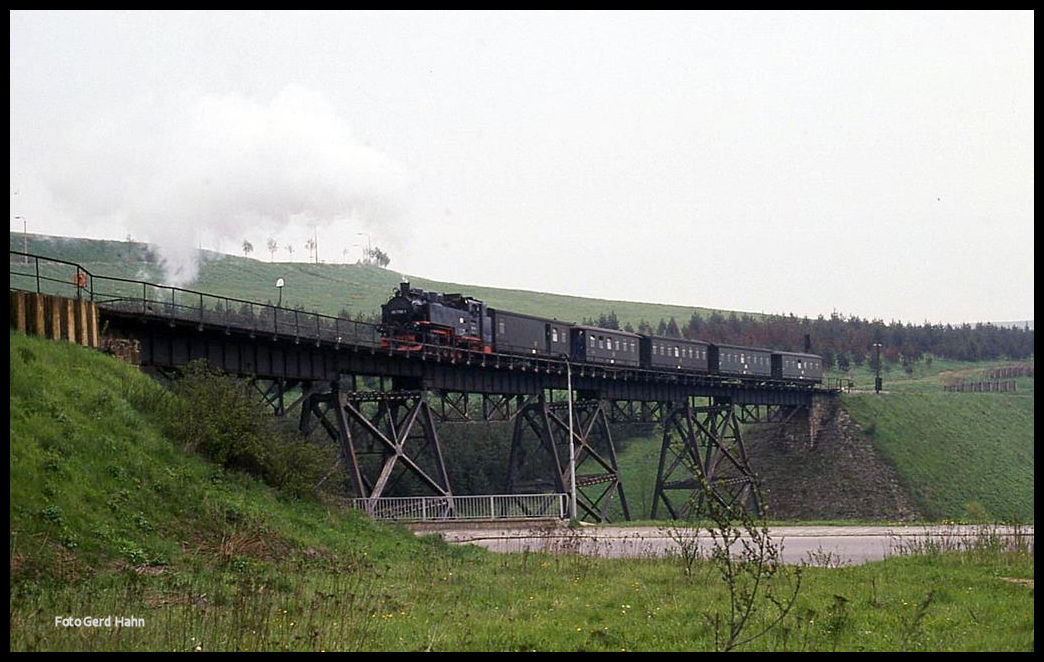 Am 6.6.1991 erreicht hier 991788 mit ihrem Personenzug aus Cranzahl den Ortsrand von Oberwiesenthal.
