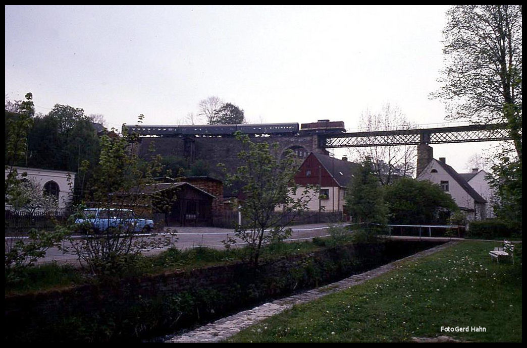 Am 6.6.1991 verläßt DR 110745 mit dem Personenzug nach Flöha um 11.45 Uhr über den Viadukt den Ort Cranzahl.