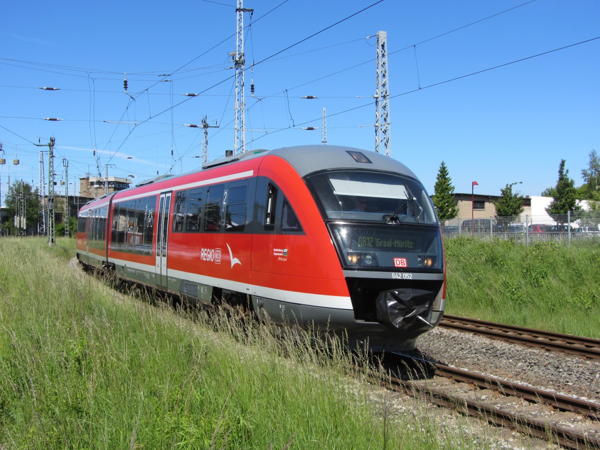 Am 6.6.2013 machte sich der 642 052 von DB Regio Nordost auf den Weg nach Graal-Müritz. Hier aufgenommen bei der Ausfahrt aus dem Rostocker Hauptbahnhof, unweit des Bw Dalwitzhof.   