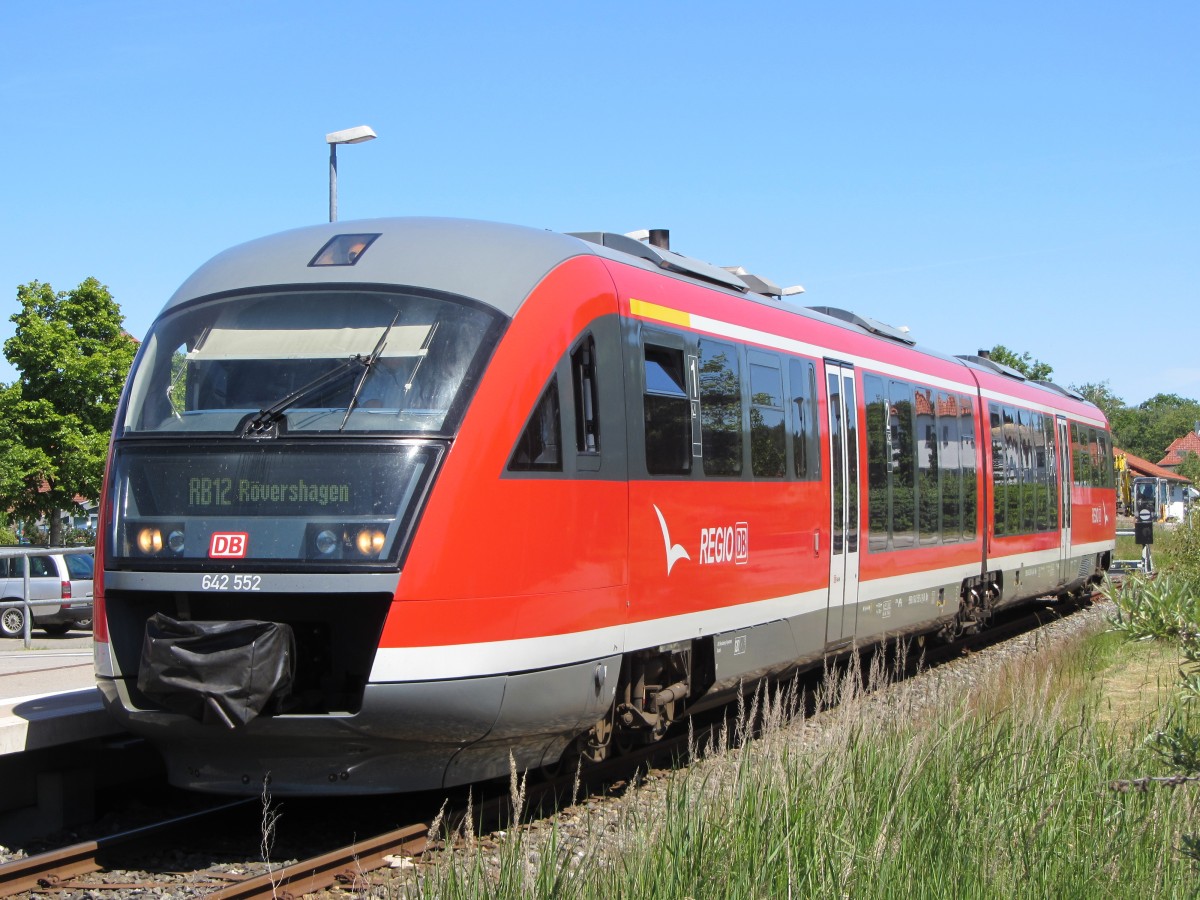 Am 6.6.2014 stand der 642 552 von DB Regio Nordost in Graal-Müritz mit der RB 12 zur Abfahrt nach Rövershagen bereit. 