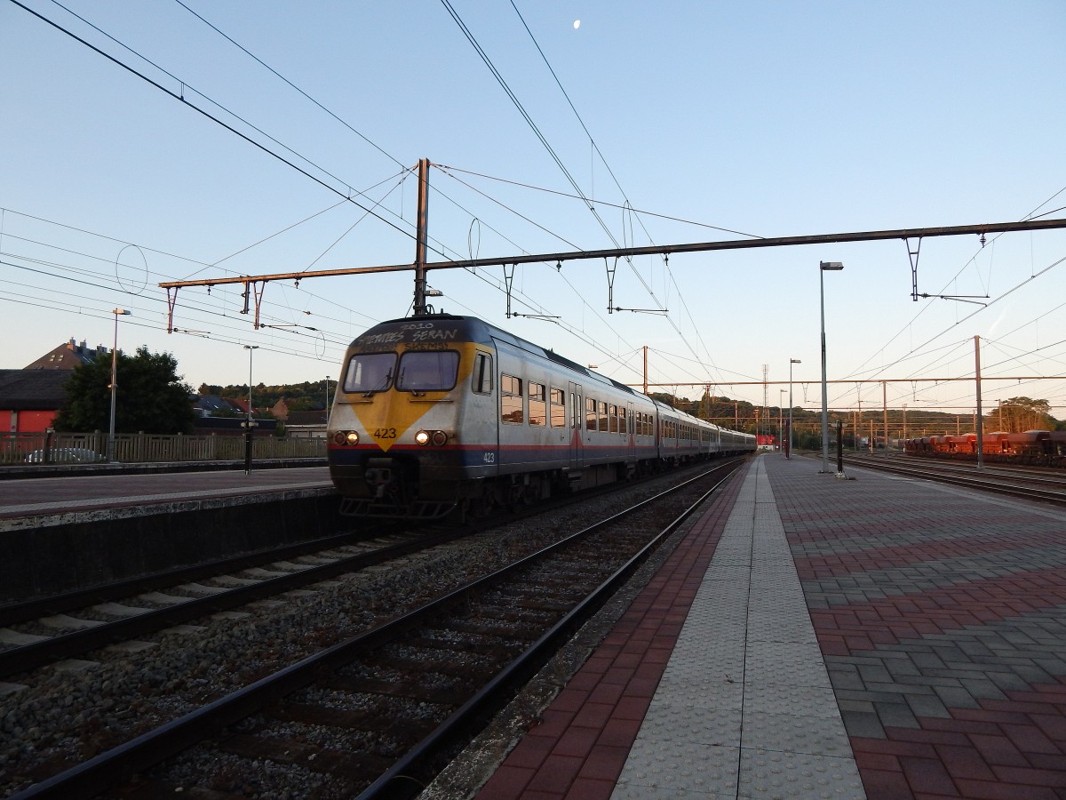 Am 6.7 kamem die beiden Triebzüge 423 und 411 als IC 2604 nach Hasselt in Aarschot eingefahren.

Aarschot 06.07.2015