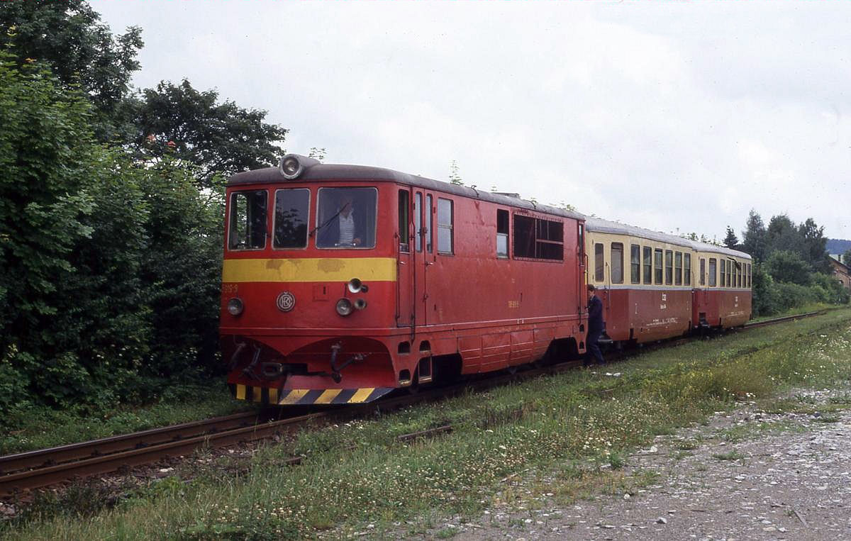 Am 6.7.1992 bespannt Schmalspur Diesellok 705919 den Personenzug 20806 in Obratan zur Rückfahrt nach Jindrichuv Hradec.