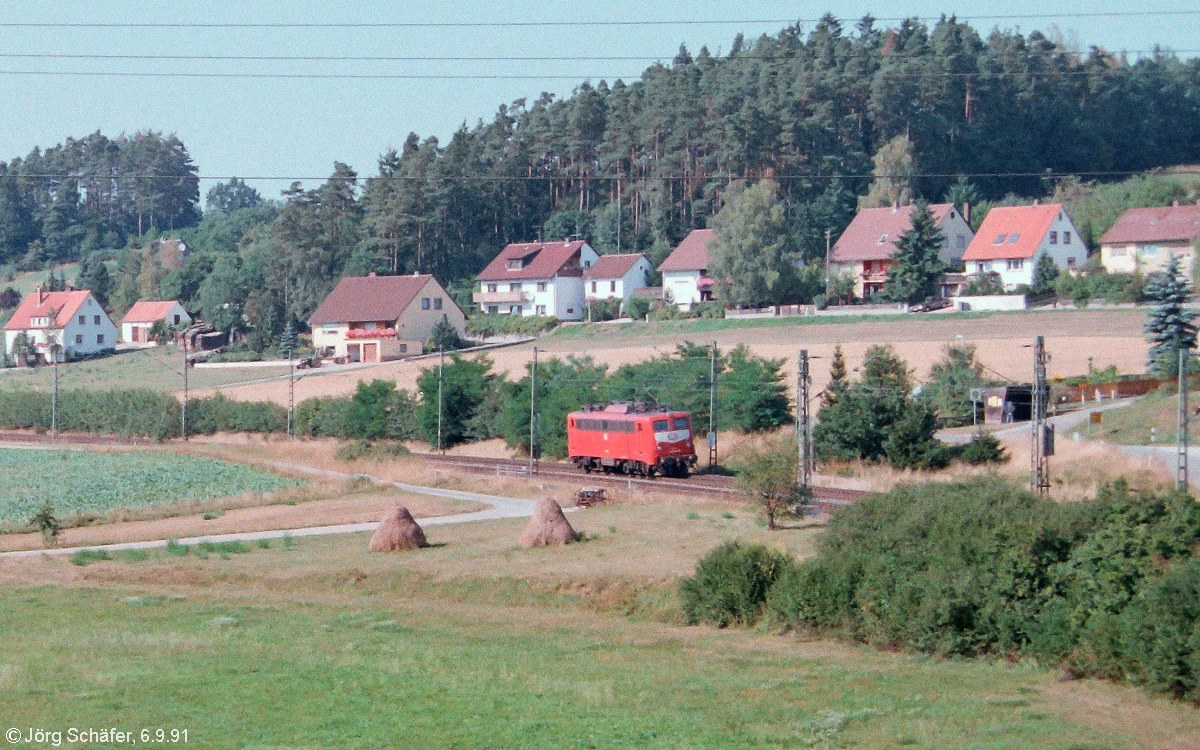 Am 6.9.91 fuhr eine Lok allein durch den 1978 geschlossenen Bahnhof Rosenbach. Der Ort besteht nur aus den wenigen sichtbaren Häusern. Die meisten Fahrgäste kamen aus dem 2 km bergauf gelegenen Marktflecken Flachslanden. 
