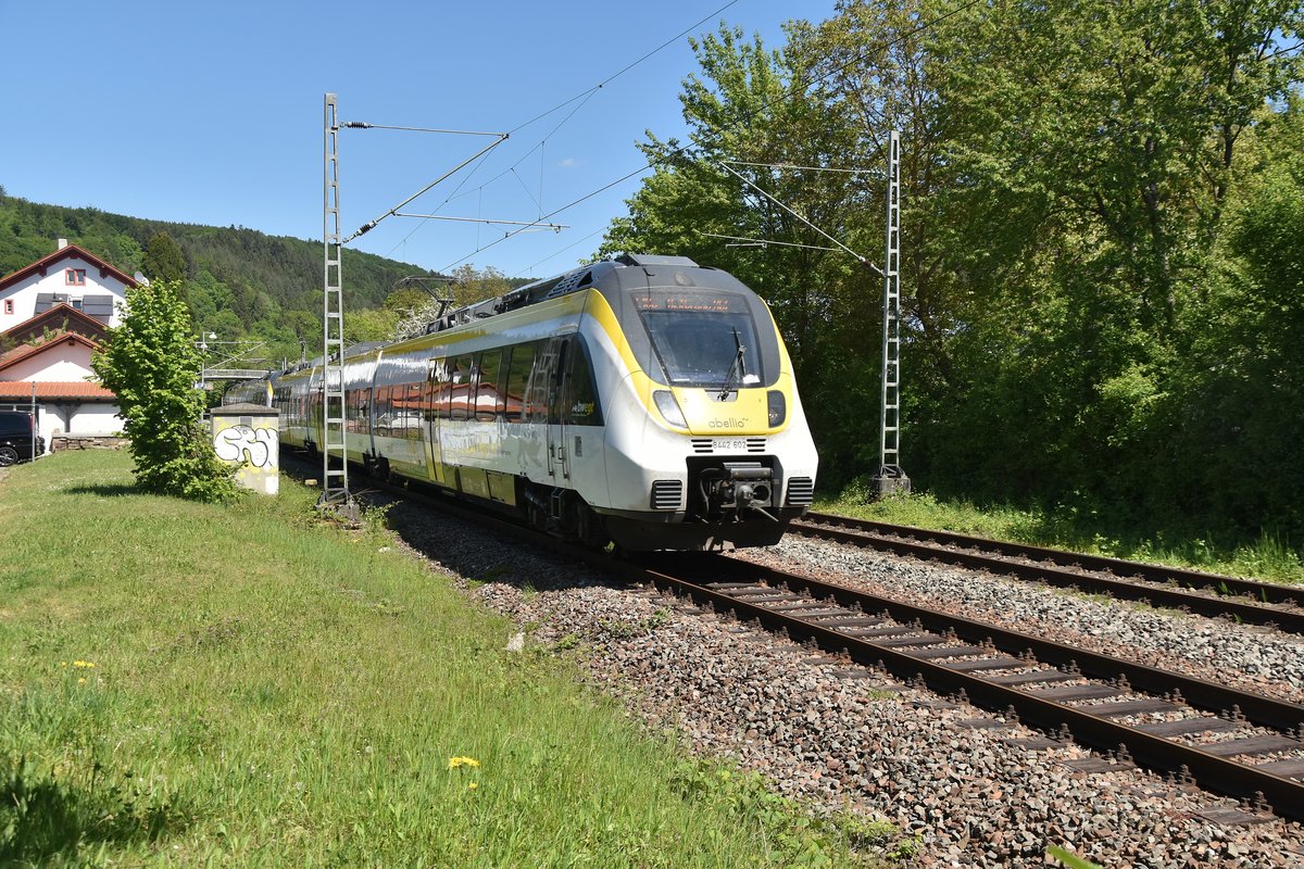 Am 6.Mai 2020 kommt der 8442 602 als Führungsfahrzeug eines RE 10a in Neckargerach vors Objektiv auf dem Weg nach Heilbronn. 