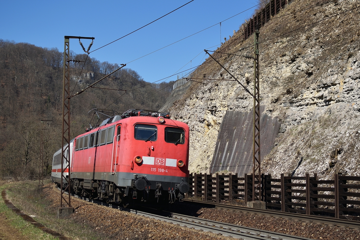 Am 7. April 2018 zieht 115 198 den PbZ 2461 die Geislinger Steige hinauf.