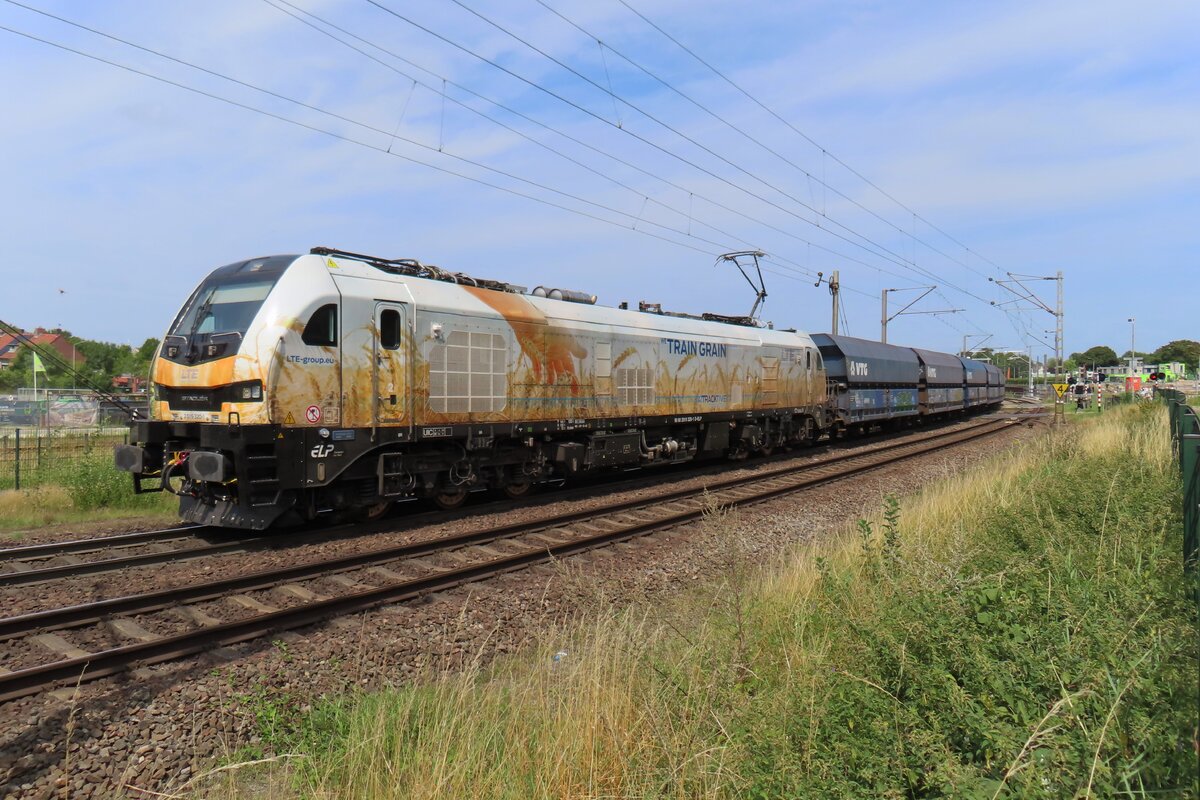 Am 7 Augustus 2025 zieht LTE 2019 320 'TRAINGRAIN' der NIAG-Kohlezug durch Venlo-Vierpaardjes.