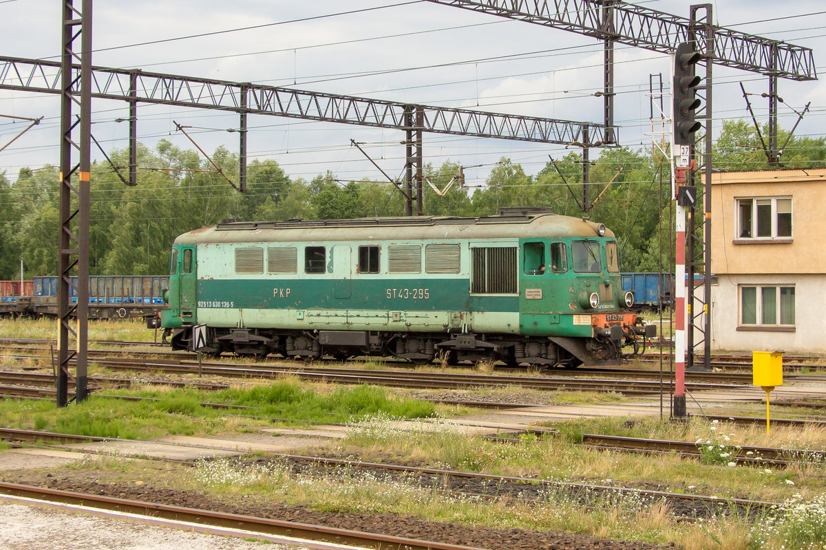 Am 7. Juli 2017 fährt ST43-295 (630 139-5) im Bahnhof Wegliniec neuen Aufgaben entgegen. 