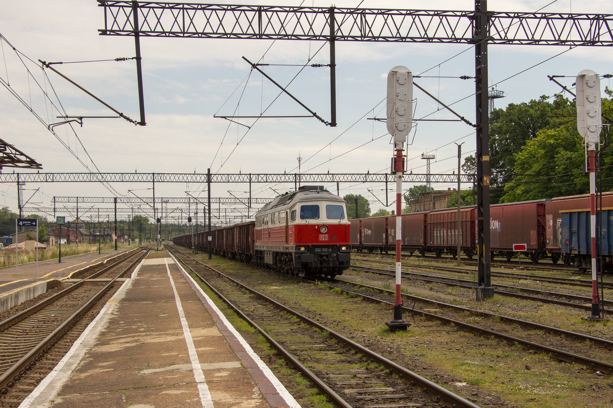 Am 7. Juli 2017 hat sich 232 512-4 in Wegliniec an die Zuspitze gesetzt und wartet auf die Ausfahrt. 