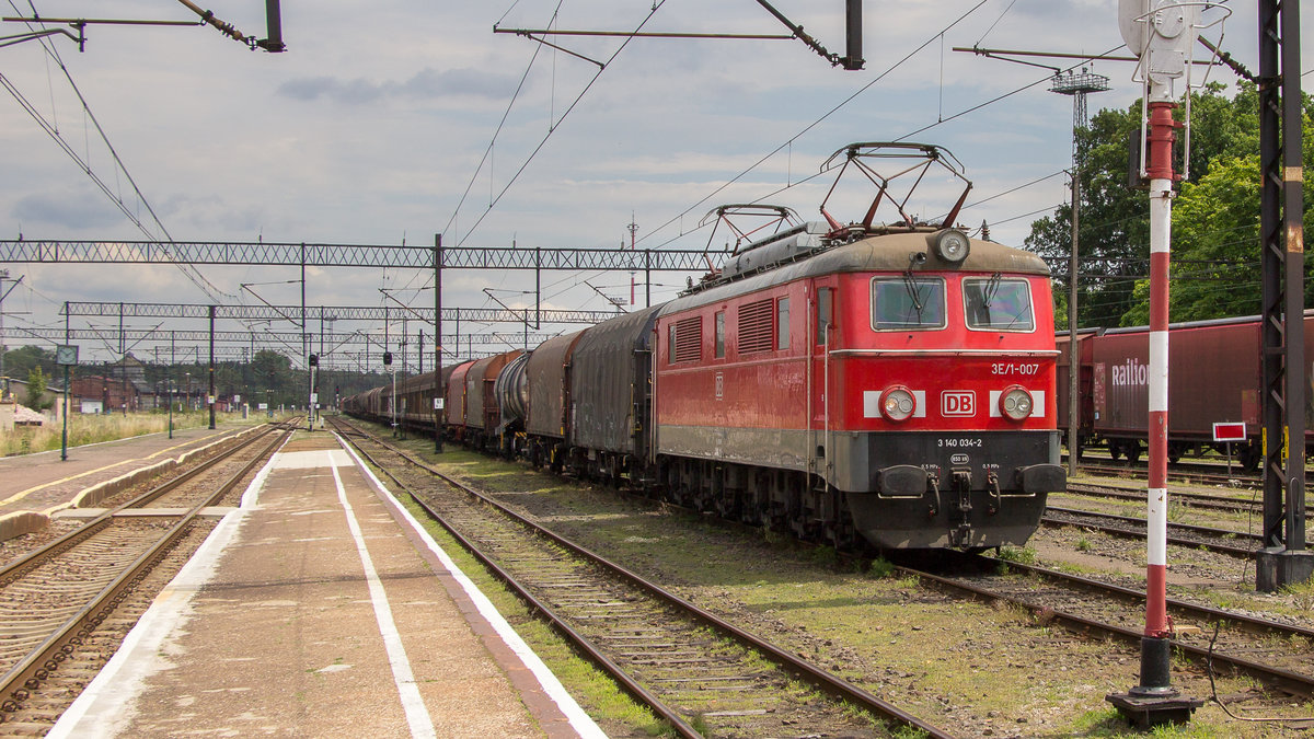 Am 7. Juli 2017 kam 3E/1-007 alias 140 034-2 im Bahnhof Wegliniec (Kohlfurt in Schlesien) an. 