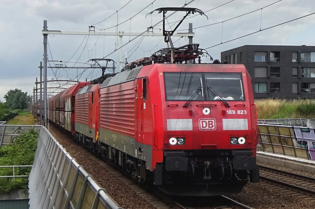 Am 7 Juli 2021 durchfahrt DB 189 823 samt Kohlezug Tilburg-Reeshof. Das Bild wurde mit zooming vom Bahnsteig gemacht.
