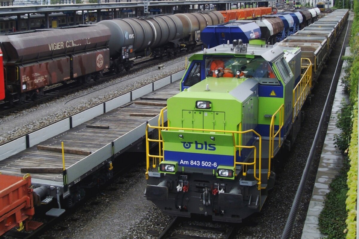 Am 7 Juni 2009 wurde BLS 843 502 vom Füssgangerbrücke ins Bahnhof Spiez fotografiert.