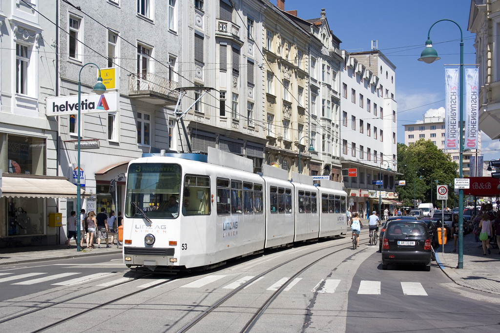 Am 7. Juni 2011 ist GTW 53 der Linz AG Linien als Linie 3 in der Landstraße nahe der Haltestelle Goethekreuzung unterwegs. 
