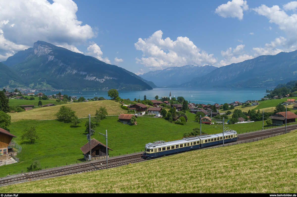 Am 7. Juni 2015 fuhr der historische BCFe 4/6 736 ein Regionalzugpaar Spiez-Interlaken Ost-Spiez. Hier auf der Rckfahrt bei Faulensee. Auf der gegenberliegenden Seite des Thunersees sieht man das Niederhorn, rechts davon am Seeende liegt Interlaken.