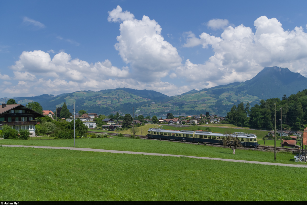Am 7. Juni 2015 fuhr der historische BCFe 4/6 736 ein Regionalzugpaar Spiez-Interlaken Ost-Spiez. Die Aufnahme entstand am Ortsrand von Spiez.