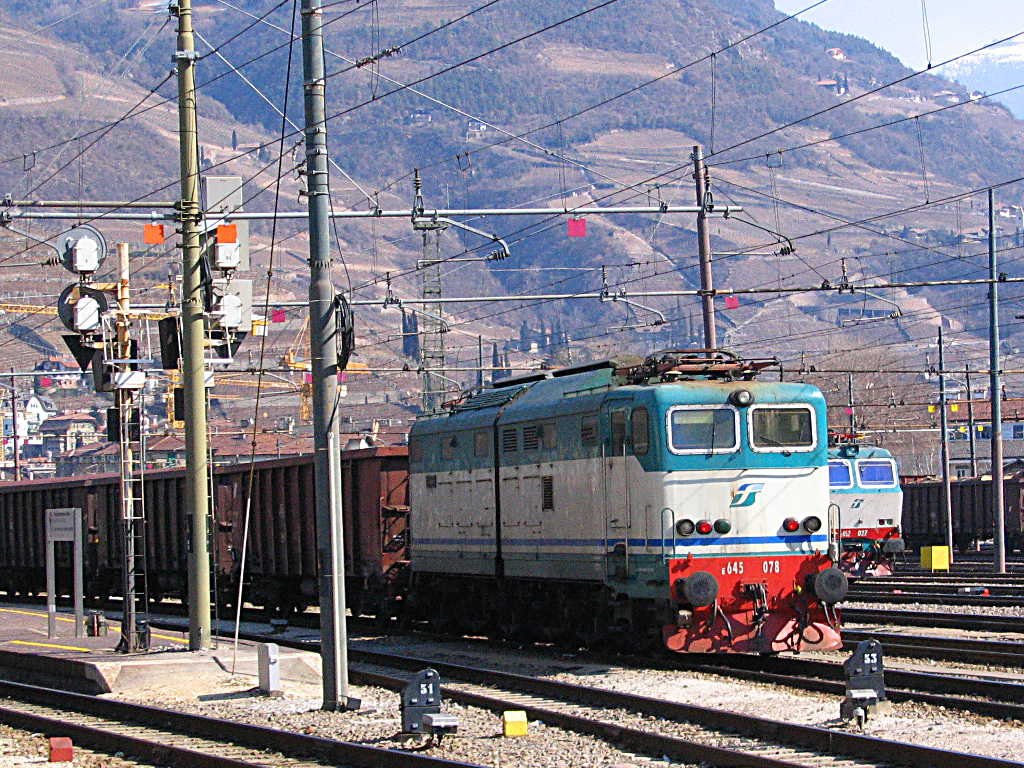 Am 7. März 2005 unternahm ich einen Ausflug von München nach Bolzano/Bozen, auf der Suche nach klassischen Elok der FS.
Lok E645 078 in der damals aktuellen XMPR-Farbgebung konnte ich auf Chip bannen.