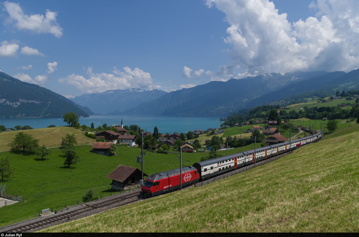 Am 7. Mai 2015 fhrt IC 974 Interlaken Ost-Basel SBB durch Faulensee am Thunersee.