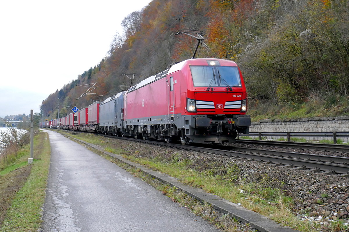 Am 7. November 2019 passieren die beiden Vectron 193 320 der DBAG und 193 704 der MRCE auf ihrem Weg von Italien nach München die österreichisch - bayerische Grenze bei Kiefersfelden.