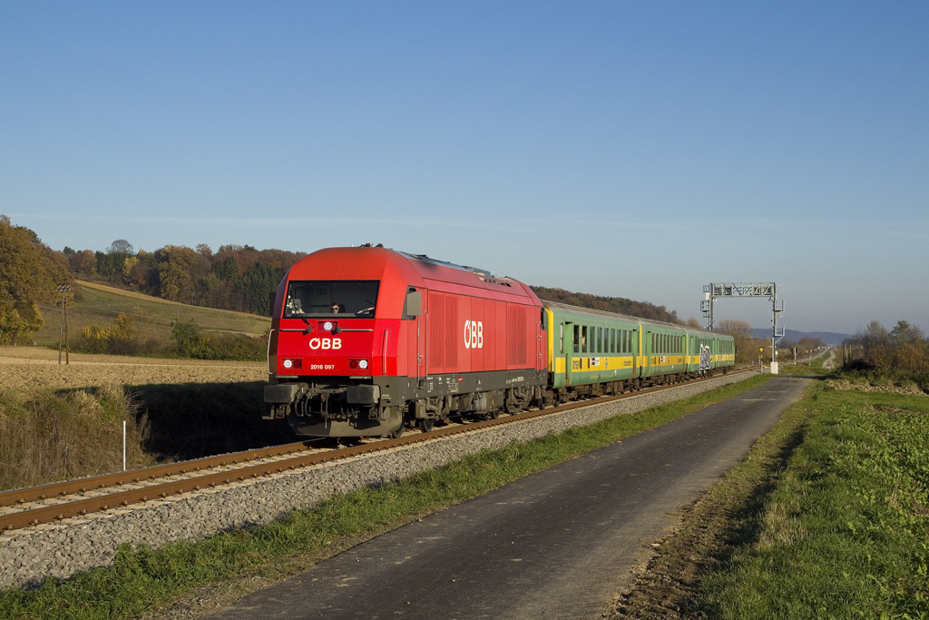 Am 7. November 2020 ist 2016 097 mit dem Zug 98068 aus Szentgotthárd nahe Lödersdorf in Richtung Graz unterwegs. Liebe Grüße an den Triebfahrzeugführer!