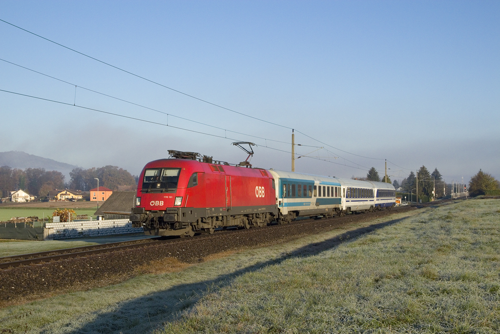 Am 7. November 2020 hat 1116 191 mit dem EuroNight 40465 (Zürich Hauptbahnhof - Zagreb Glavni kolodvor) vor wenigen Augenblicken den Bahnhof Leibnitz verlassen und wird in wenigen Minuten den österreichisch-slowenischen Grenzbahnhof Spielfeld-Straß erreichen. 