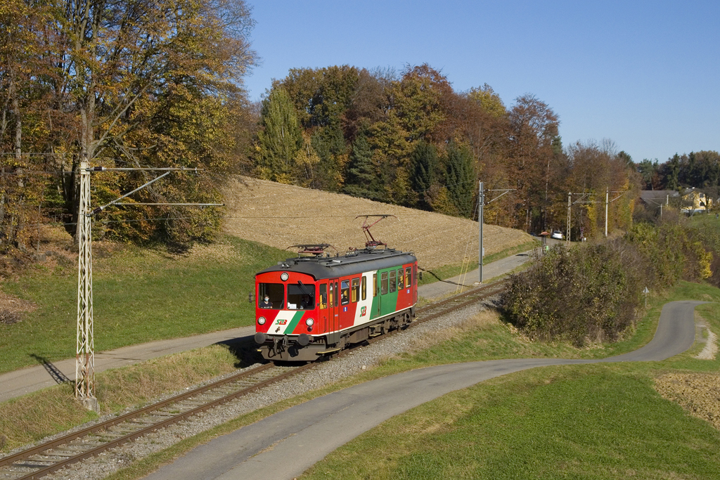 Am 7. November 2020 ist STLB ET 2 als R 8605 von Feldbach nach Bad Gleichenberg unterwegs und hat soeben die Haltestelle Fischa ohne Halt passiert.