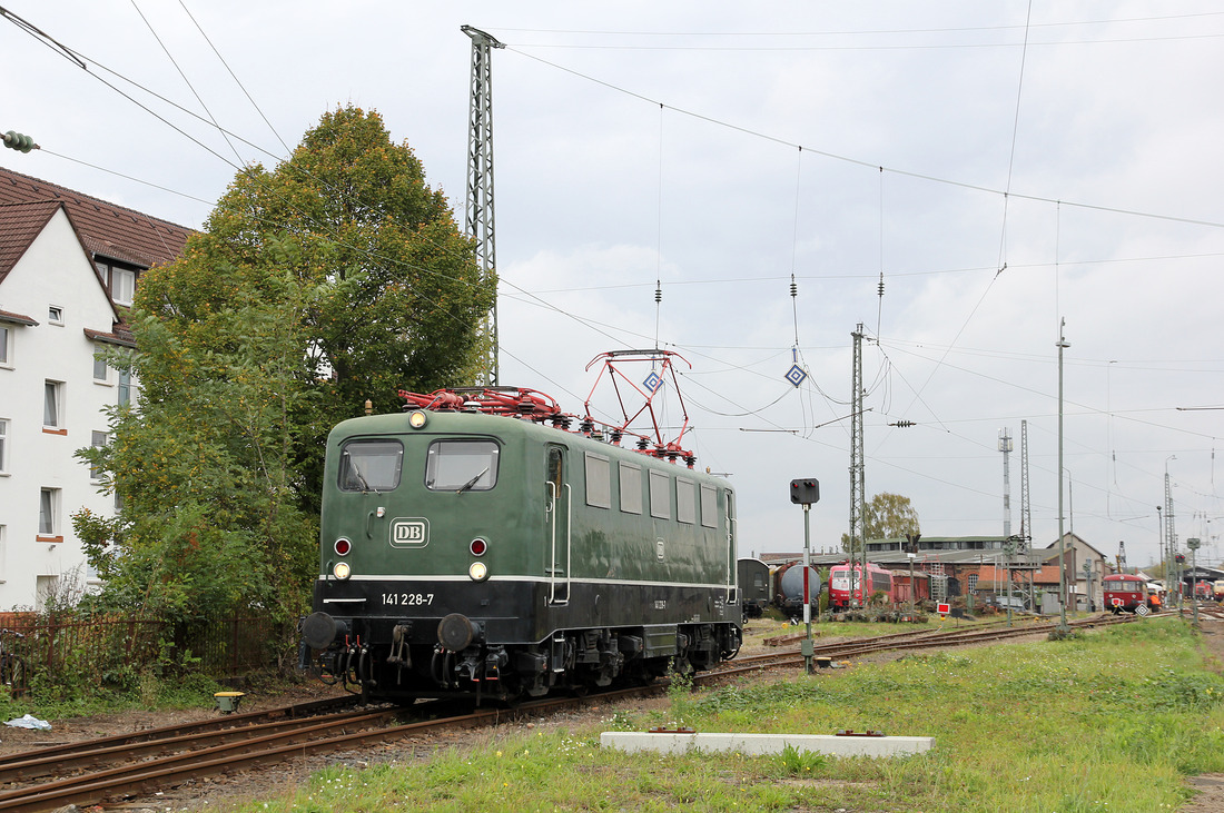 Am 7. Oktober 2017 hatte das Eisenbahnmuseum in Darmstadt-Kranichstein geöffnet.
Von einem Bahnübergang konnte aus konnte ich die schmucke 141 228 fotografieren.