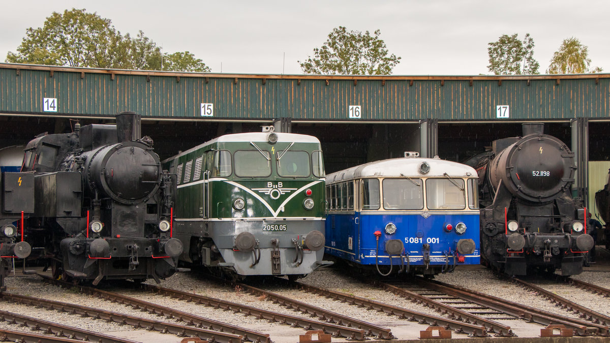 Am 7. Oktober 2018 waren im Eisenbahnmuseum Ampflwang zu sehen: 2050.05 + 5081 001 + 52.1198. Die Dampflok ohne Nummer konnte der Fotograf des Bildes leider nicht identifizieren. Wer kann helfen? 