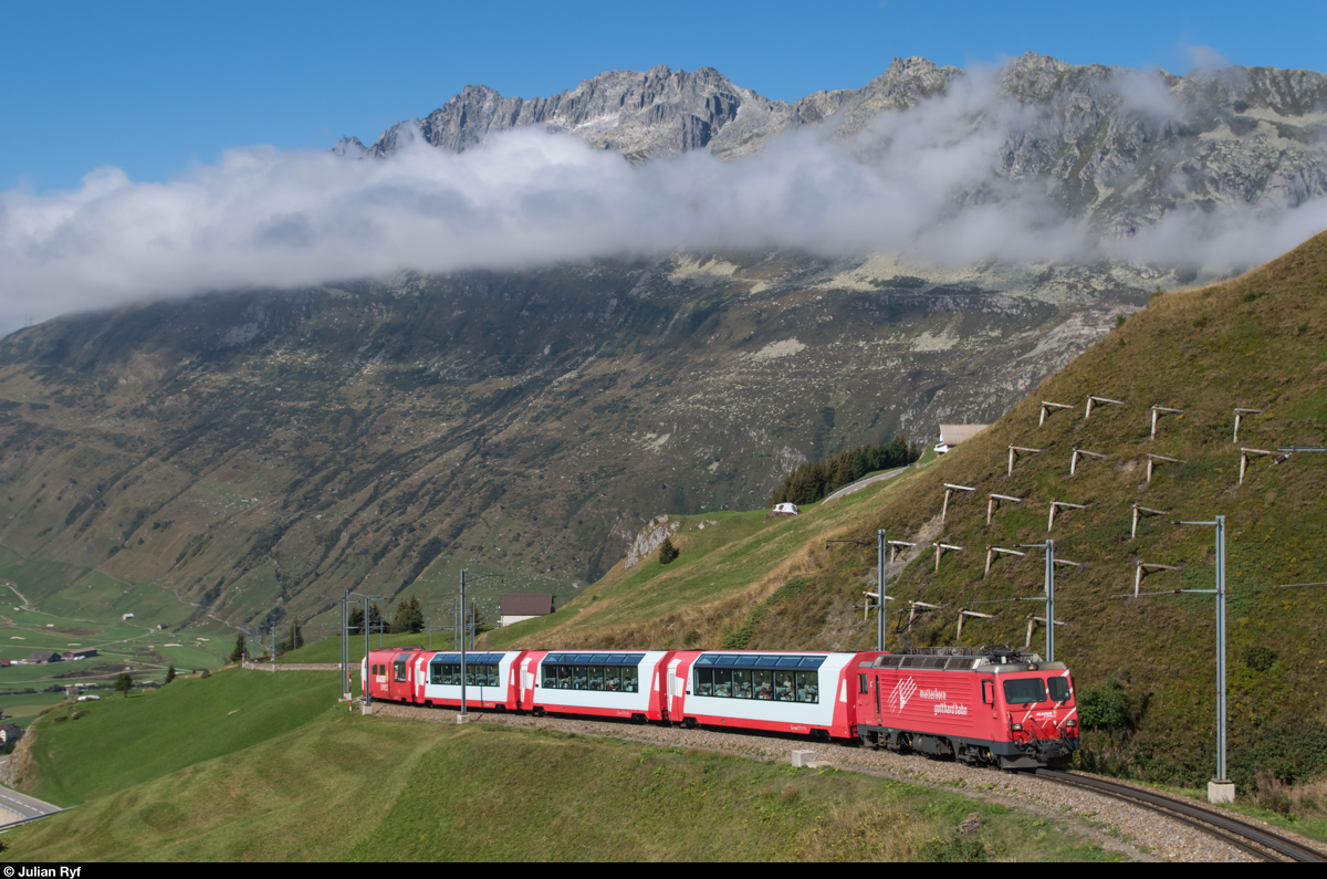 Am 7. September 2015 erklimmt ein Glacier Express etwas unterhalb der Haltestelle Nätschen die westliche Steilrampe des Oberalppasses. Ziel des Ausflugs war eigentlich die Gotthard Nordrampe, aber da das Wetter dort am Morgen noch bewölkt war, bin ich spontan weiter nach Andermatt-Nätschen gefahren.