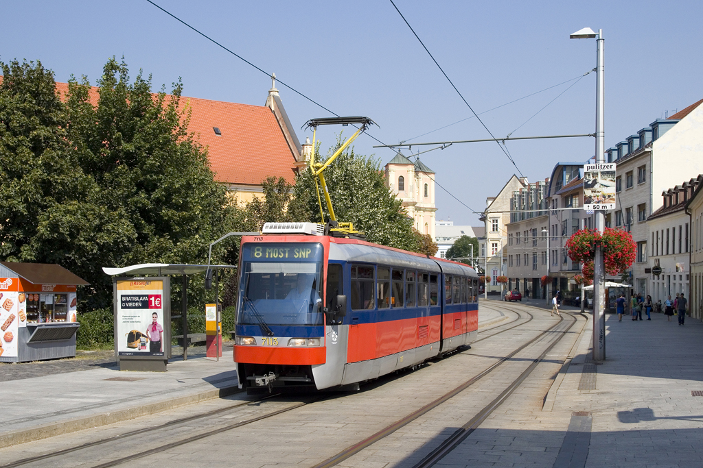 Am 7. September 2016 erreicht Tatra K2S 7113 als Linie 8 soeben die Haltestelle Kapucínska.
